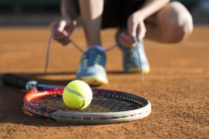 cours tennis avec raquette et une balle